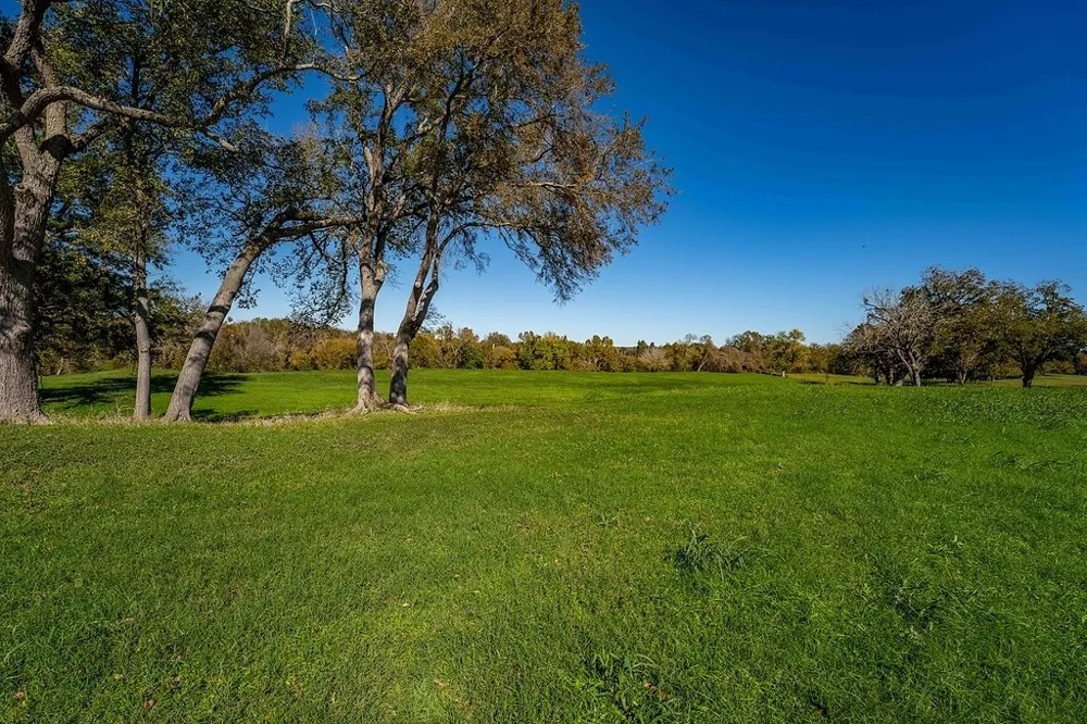 3 Fayette Shores Cove West Point, TX 78963