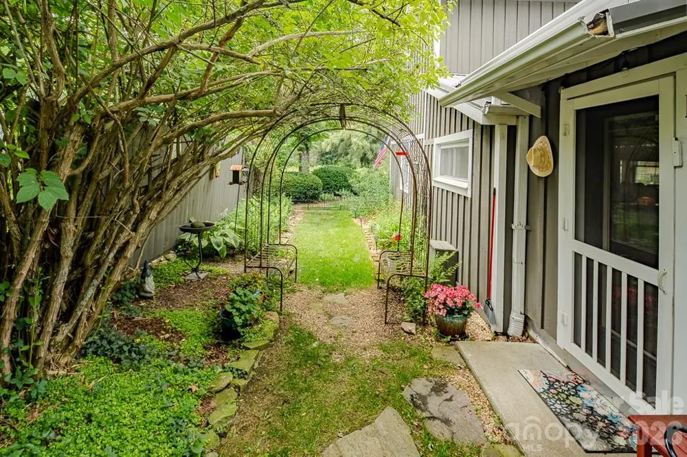 5950 US 19e Highway Newland, NC 28657