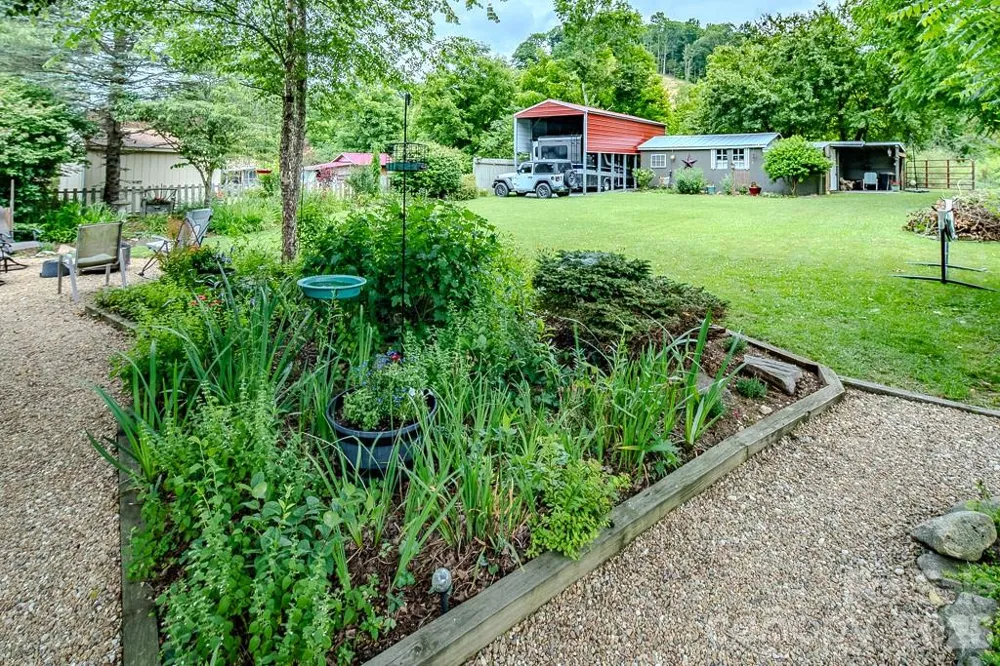 5950 US 19e Highway Newland, NC 28657