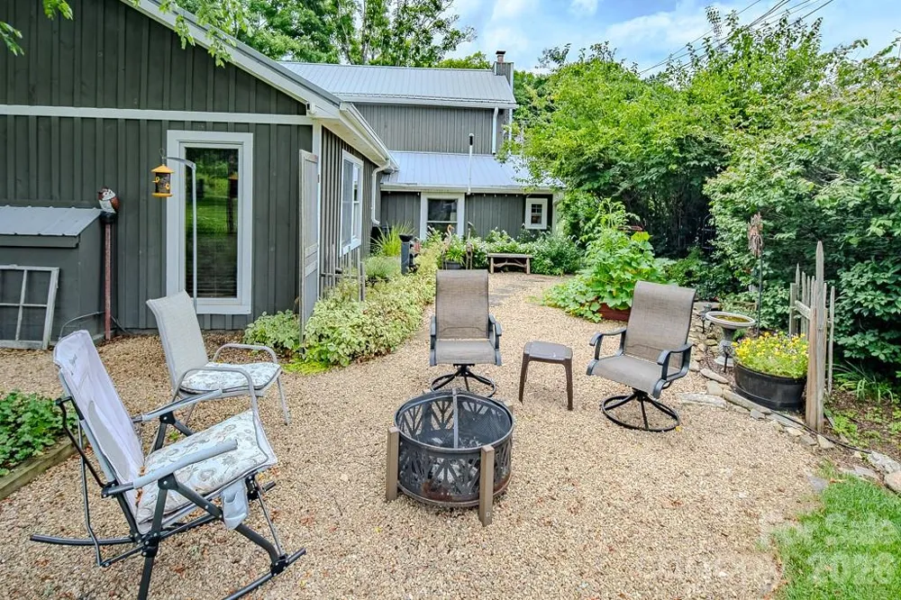 5950 US 19e Highway Newland, NC 28657