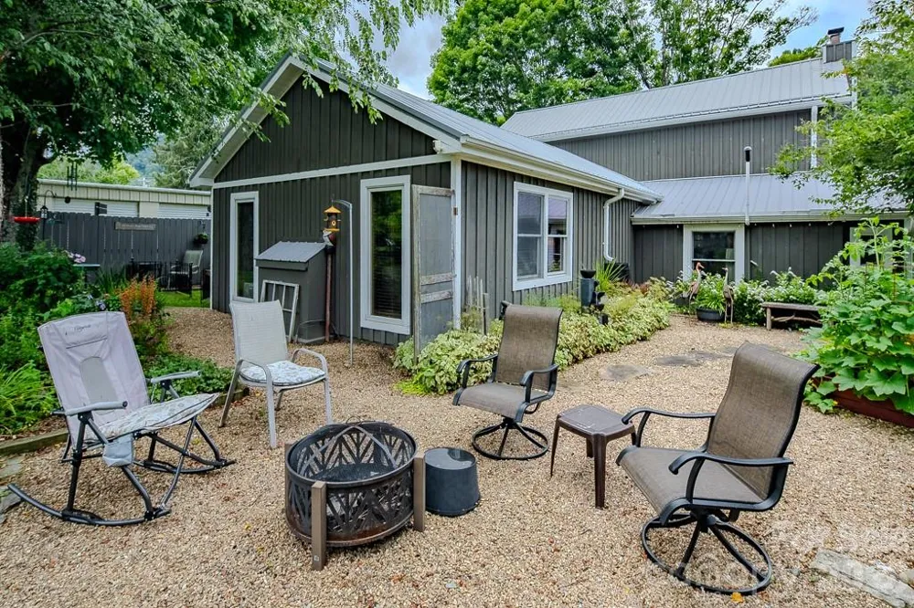 5950 US 19e Highway Newland, NC 28657