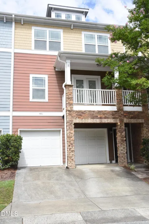 882 Queen City Crescent