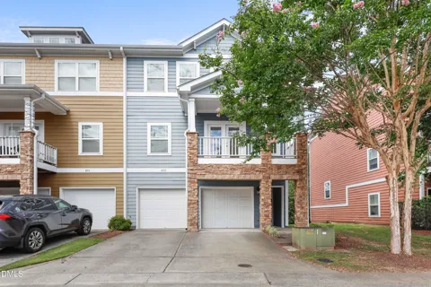 892 Queen City Crescent