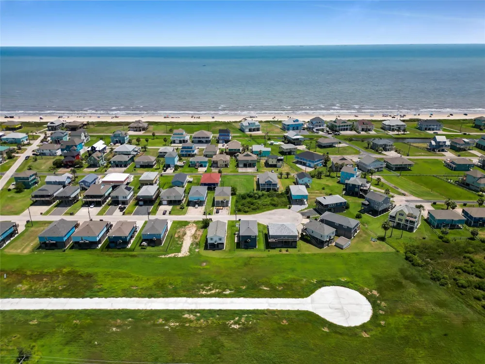 3265 Pirates Cove Crystal Beach, TX 77650