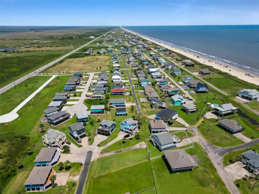 3265 Pirates Cove Crystal Beach, TX 77650