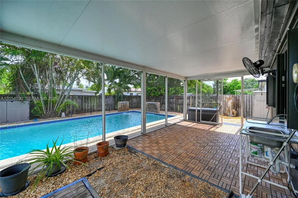 76 NE 170th St North Miami Beach, FL 33162