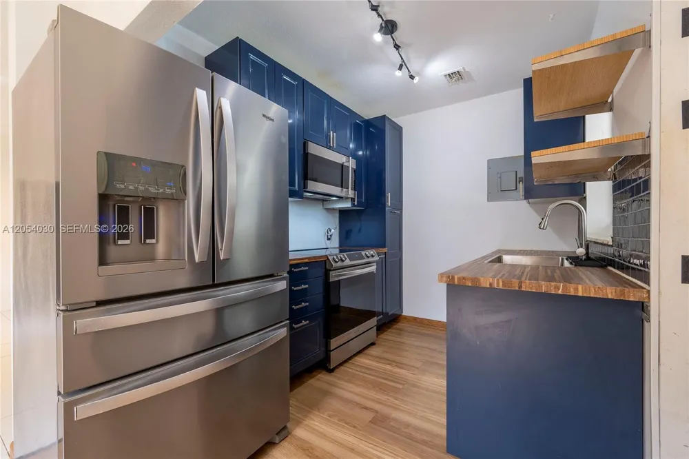 76 NE 170th St North Miami Beach, FL 33162