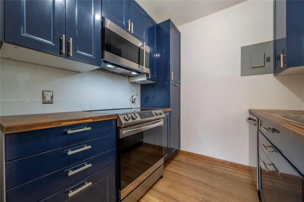 76 NE 170th St North Miami Beach, FL 33162