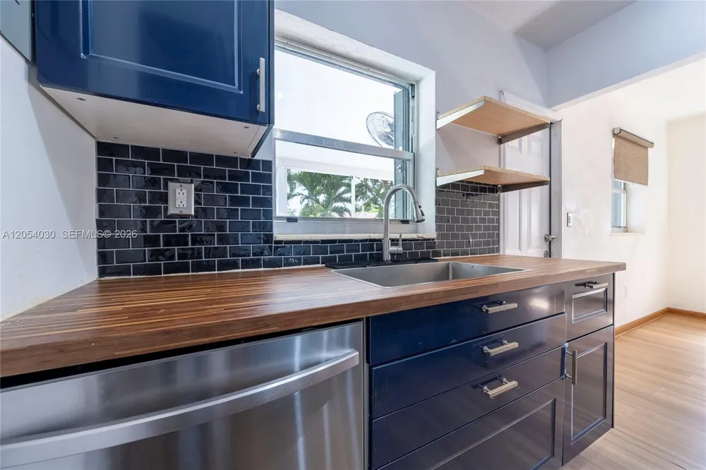 76 NE 170th St North Miami Beach, FL 33162