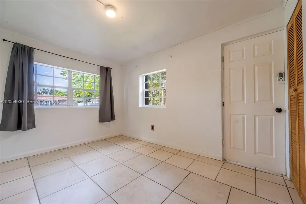 76 NE 170th St North Miami Beach, FL 33162