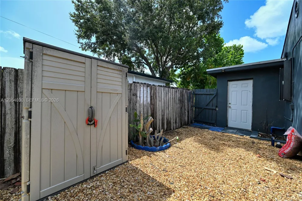 76 NE 170th St North Miami Beach, FL 33162