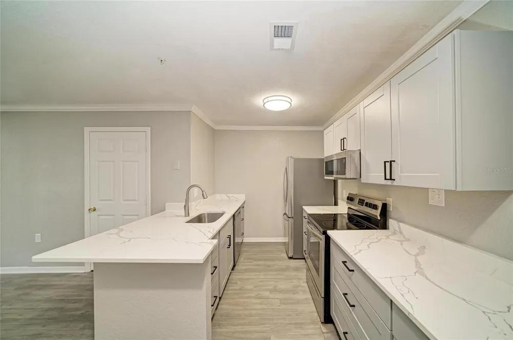 8932 MANOR LOOP #102 Bradenton, FL 34202