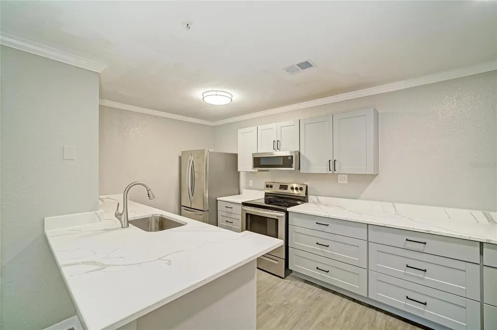 8932 MANOR LOOP #102 Bradenton, FL 34202