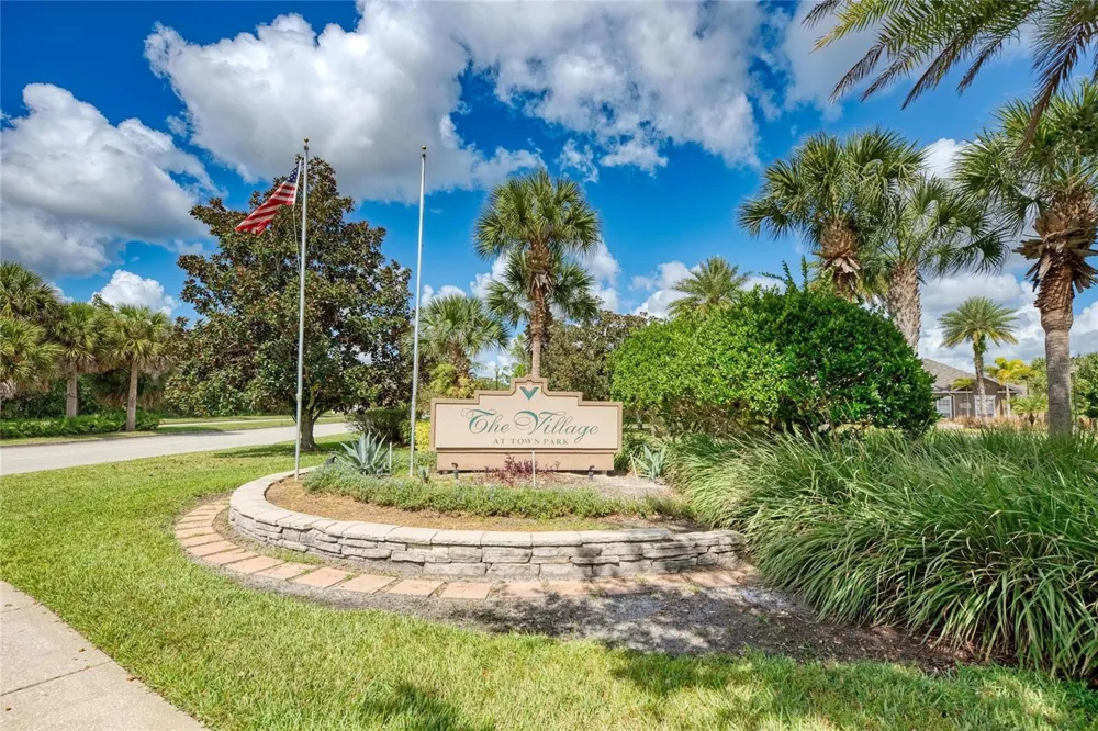 8932 MANOR LOOP #102 Bradenton, FL 34202