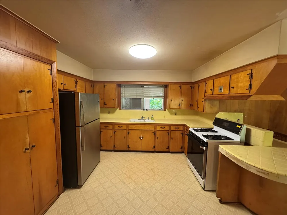 408 Oak Drive Lake Jackson, TX 77566