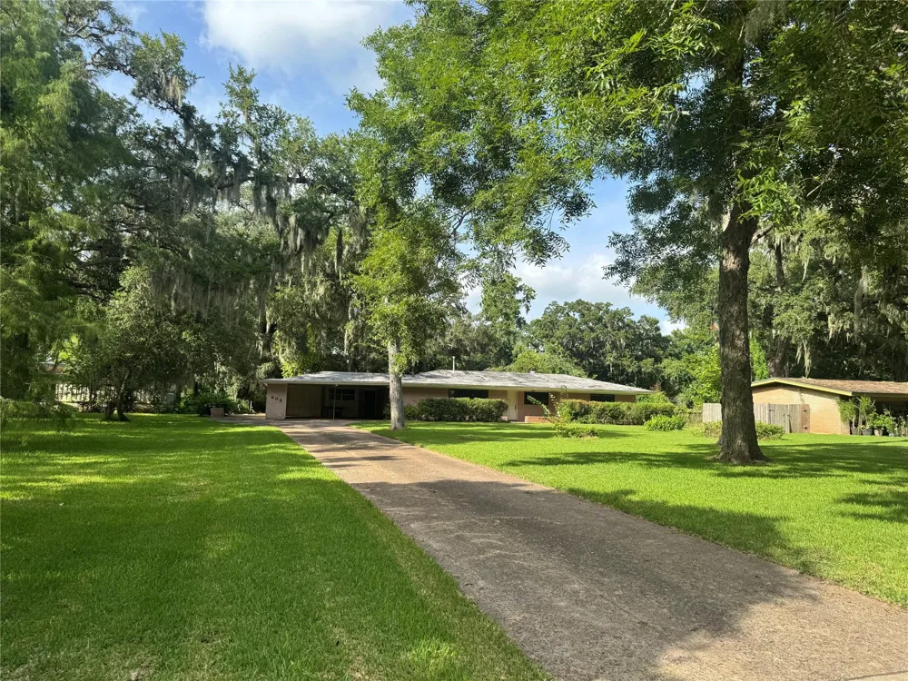 408 Oak Drive Lake Jackson, TX 77566