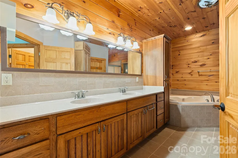 42 Chinaberry Court Waynesville, NC 28785