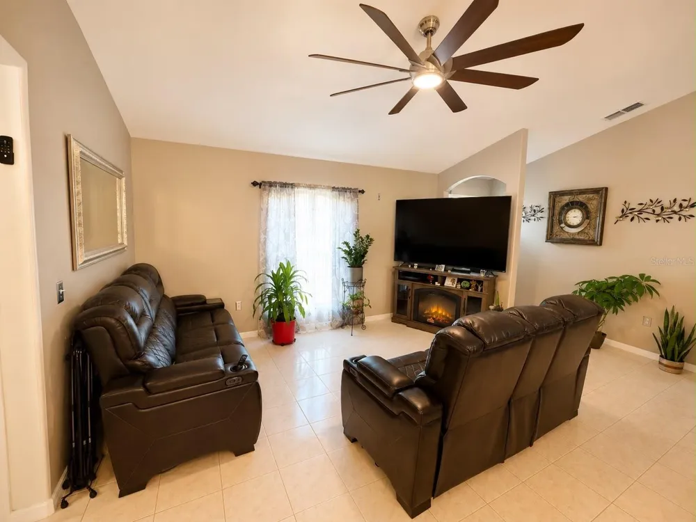 2333 AINSWORTH AVENUE Deltona, FL 32738