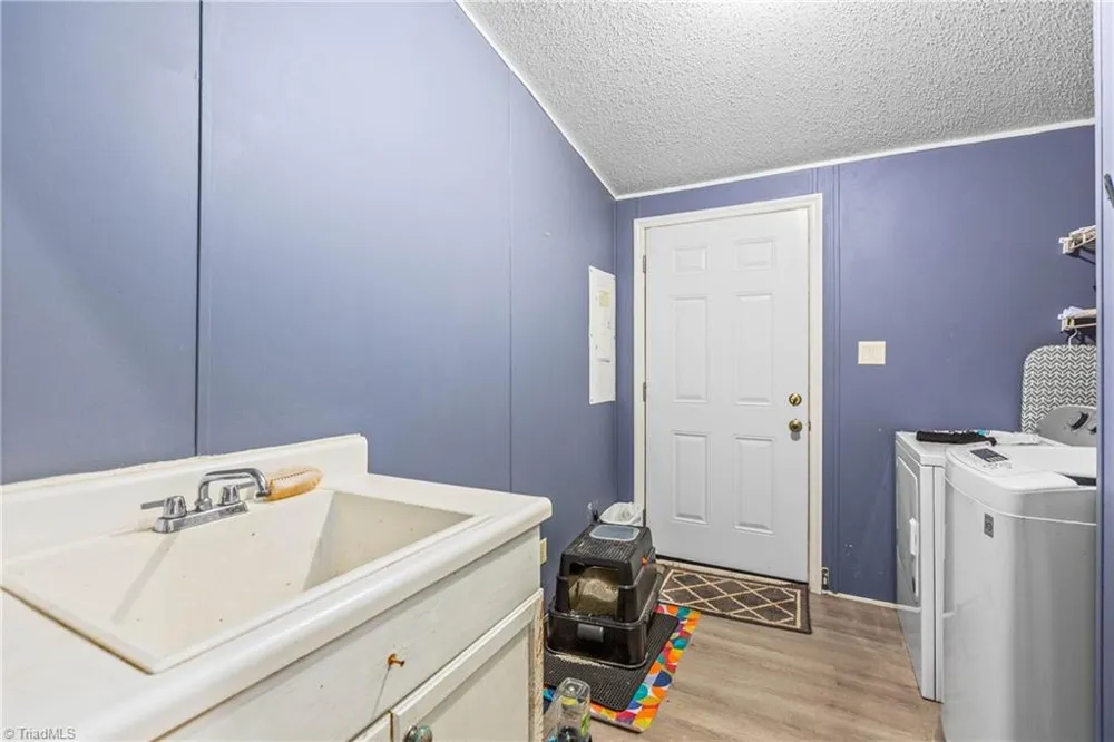 3868 Running Cedar Lane Hamptonville, NC 27020