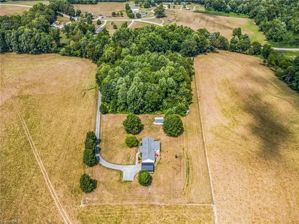 3868 Running Cedar Lane Hamptonville, NC 27020