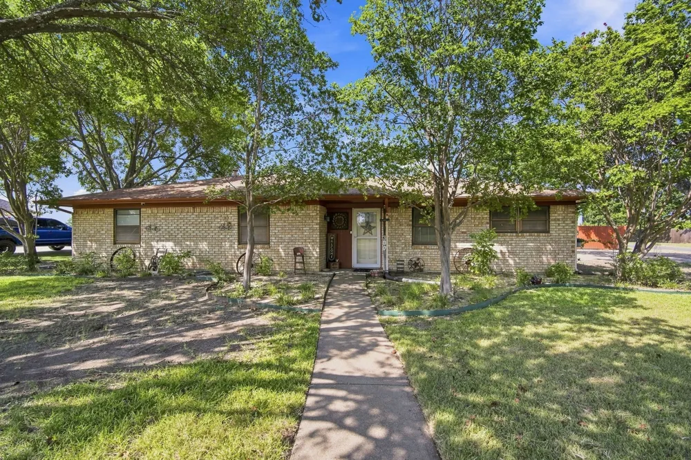 300 Pebble Creek Lane Red Oak, TX 75154