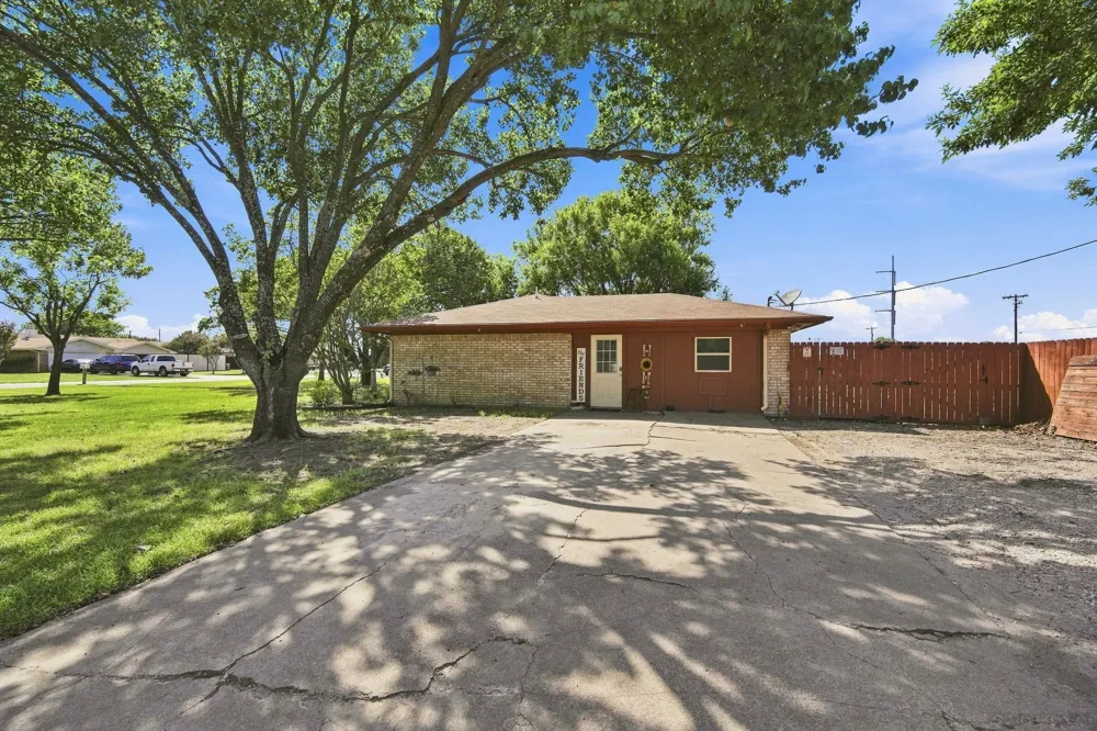 300 Pebble Creek Lane Red Oak, TX 75154