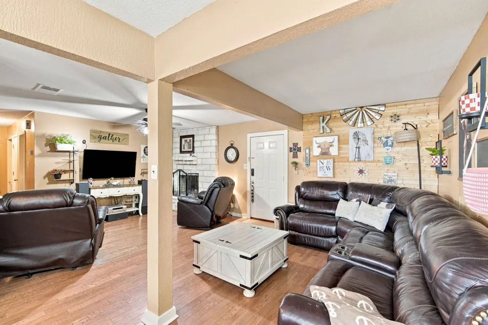300 Pebble Creek Lane Red Oak, TX 75154