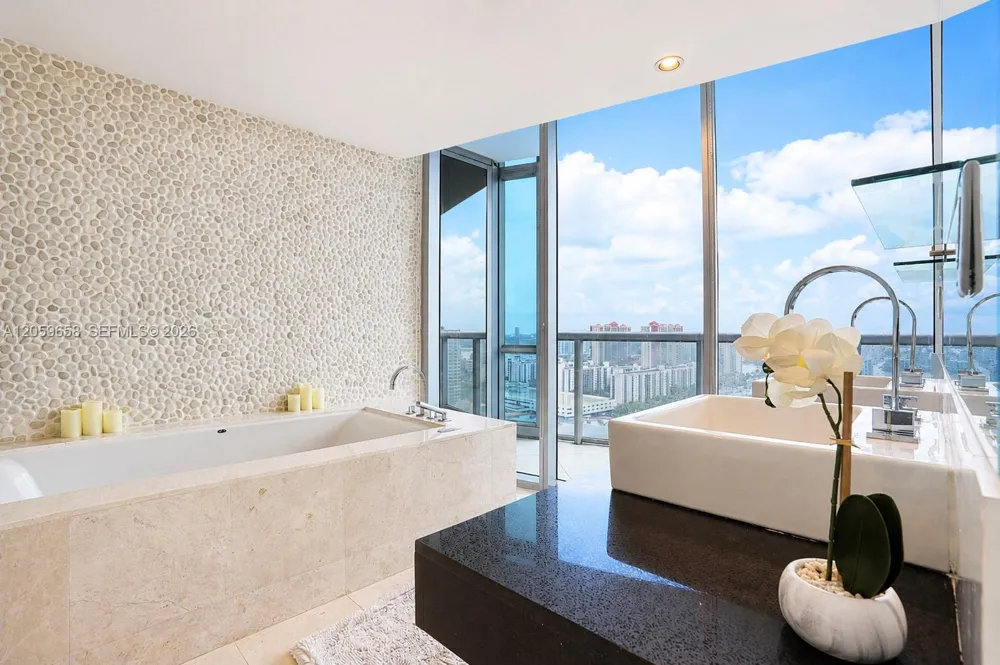 17121 COLLINS AV #2108 Sunny Isles Beach, FL 33160