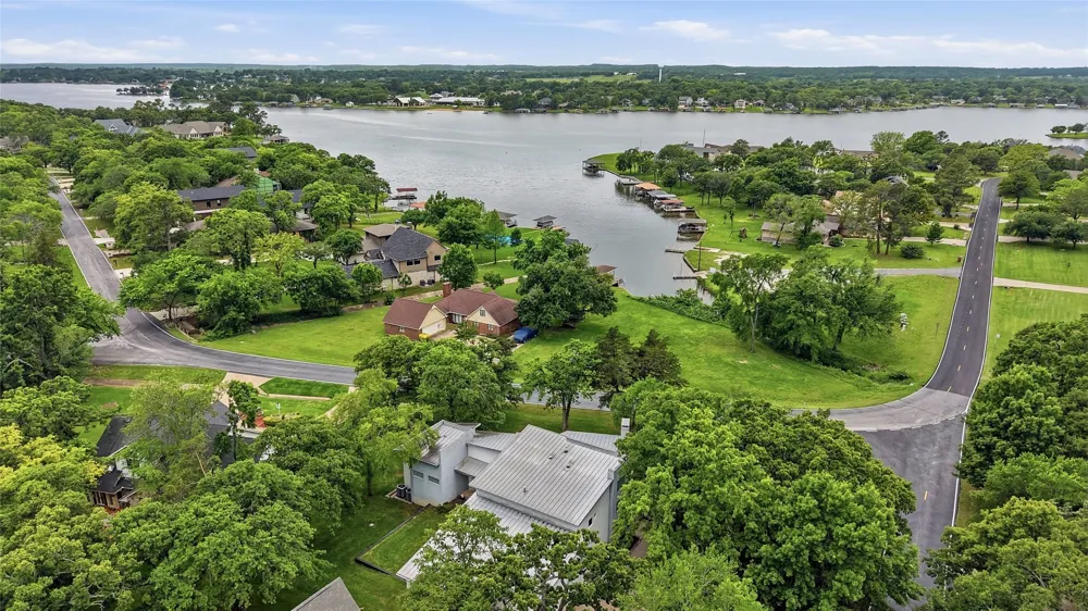316 Comanche Drive Lake Kiowa, TX 76240