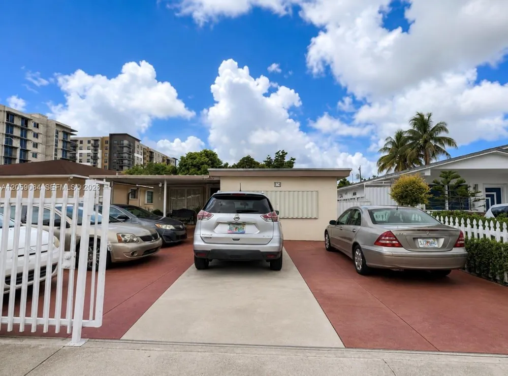 874 E 27th St Hialeah, FL 33013