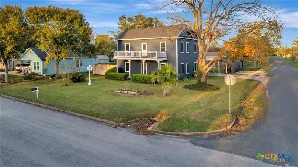 114 S WASHINGTON El Campo, TX 77437