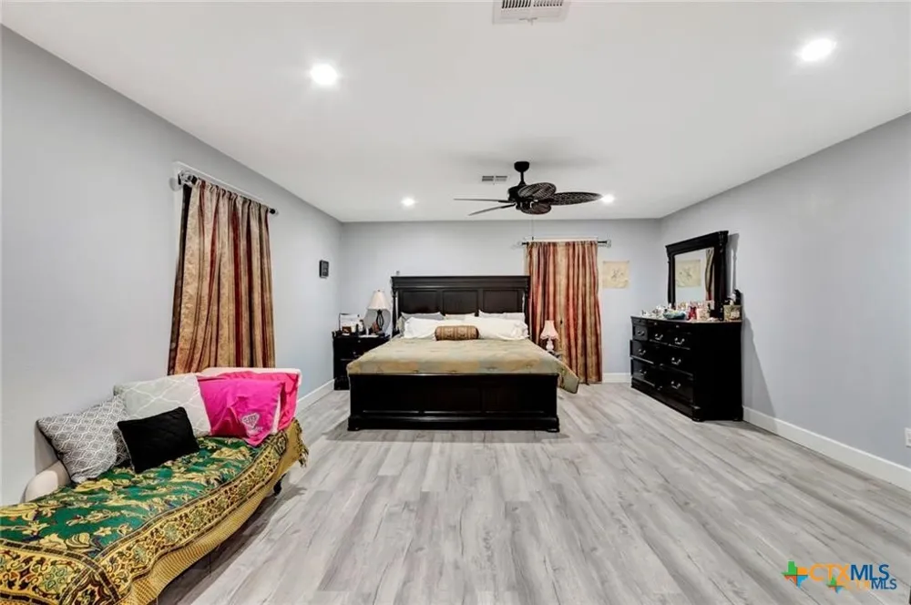 114 S WASHINGTON El Campo, TX 77437