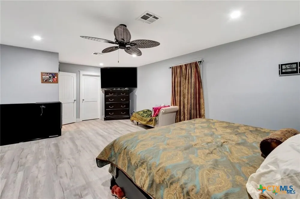 114 S WASHINGTON El Campo, TX 77437