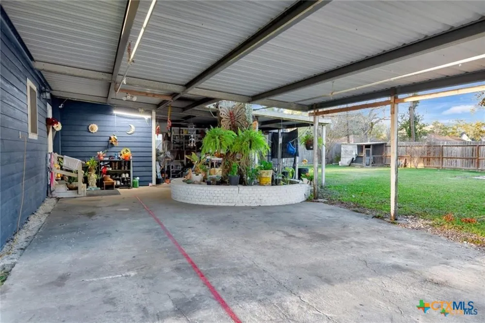 114 S WASHINGTON El Campo, TX 77437
