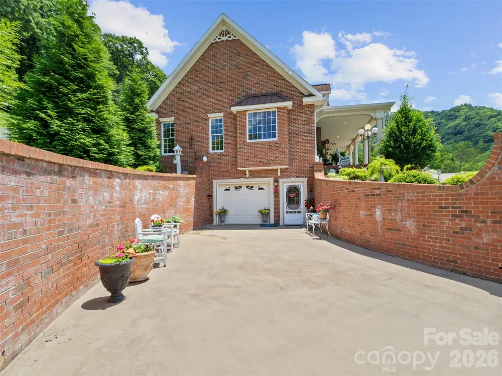 38 Peterson Lane Green Mountain, NC 28740