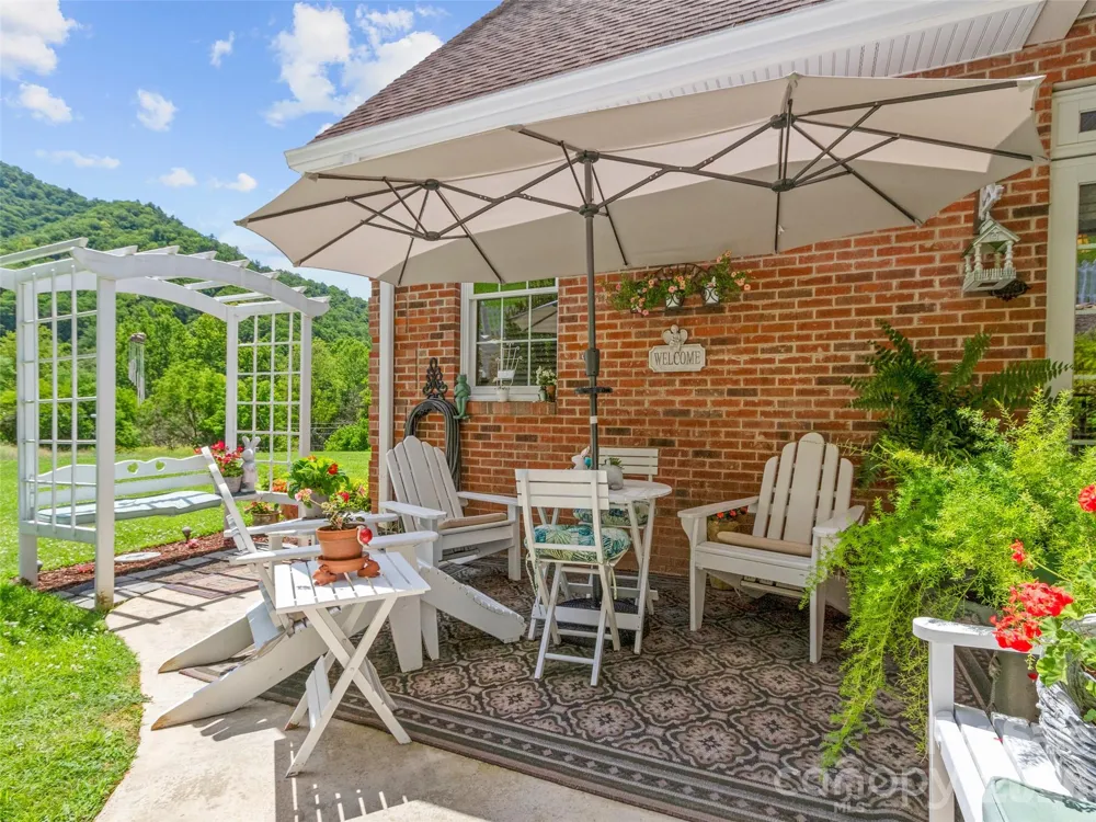 38 Peterson Lane Green Mountain, NC 28740