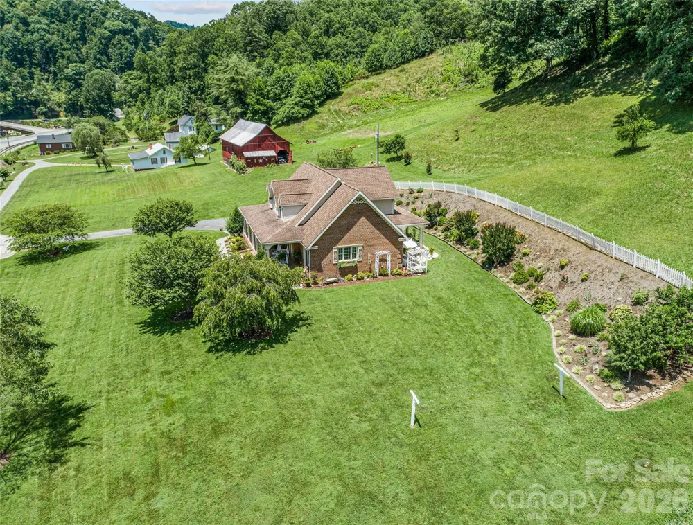 38 Peterson Lane Green Mountain, NC 28740