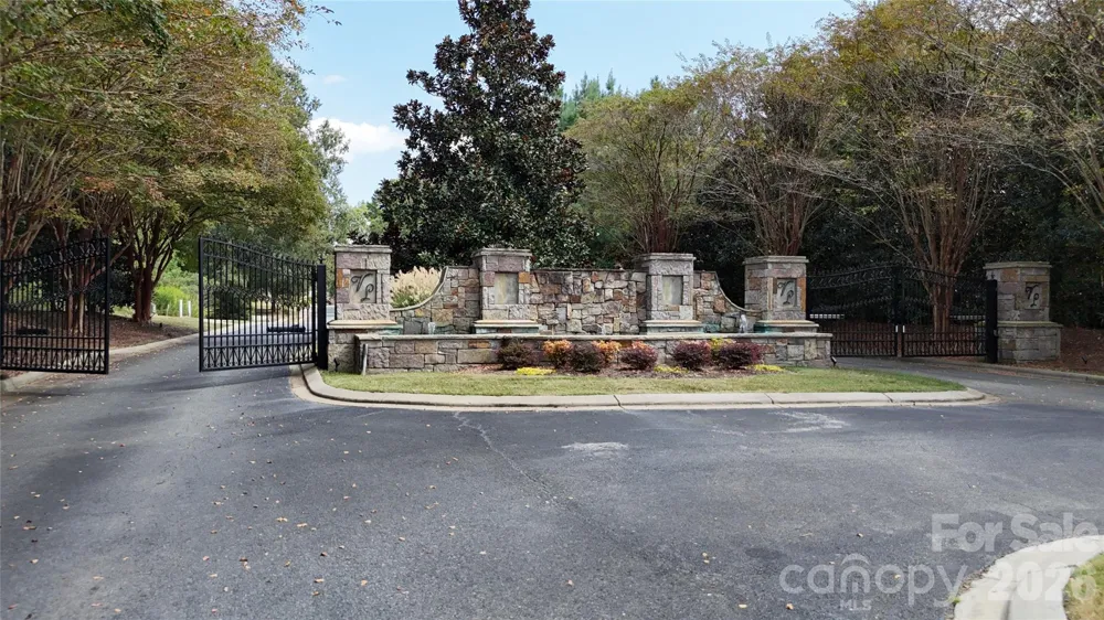 8335 Victoria Lake Drive Waxhaw, NC 28173