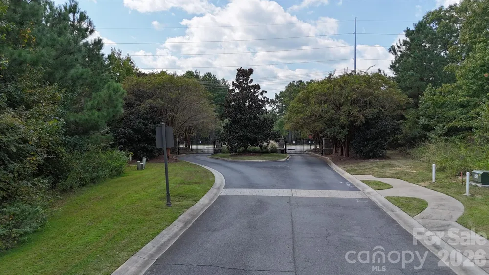 8335 Victoria Lake Drive Waxhaw, NC 28173