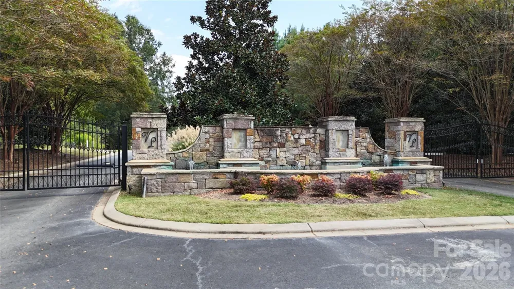 8335 Victoria Lake Drive Waxhaw, NC 28173