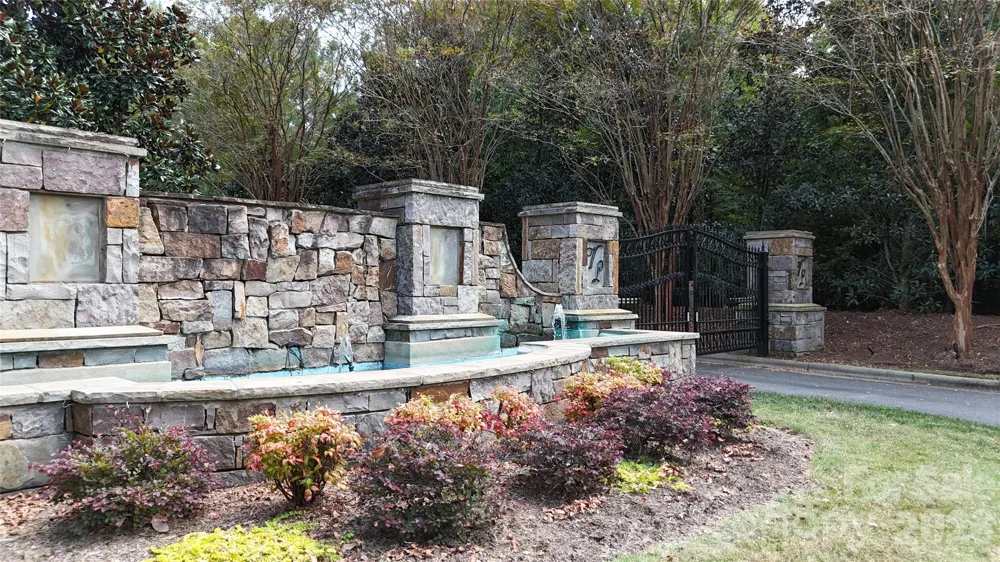 8335 Victoria Lake Drive Waxhaw, NC 28173