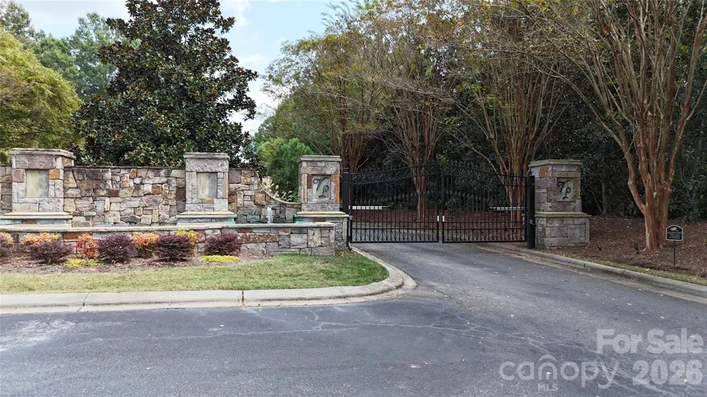 8335 Victoria Lake Drive Waxhaw, NC 28173