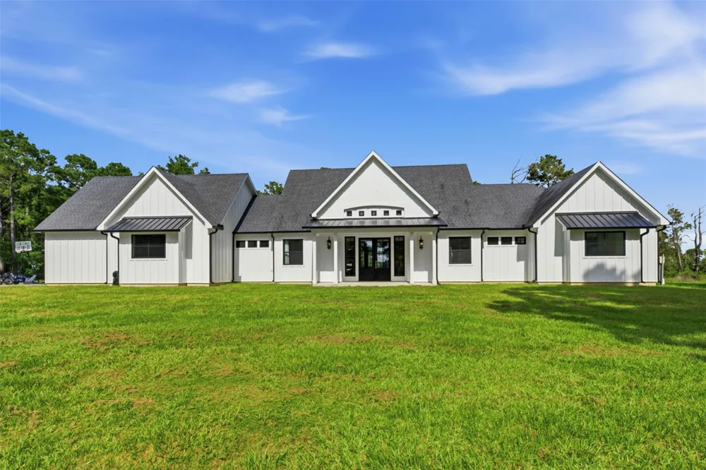 155 Oetken E Anahuac, TX 77514