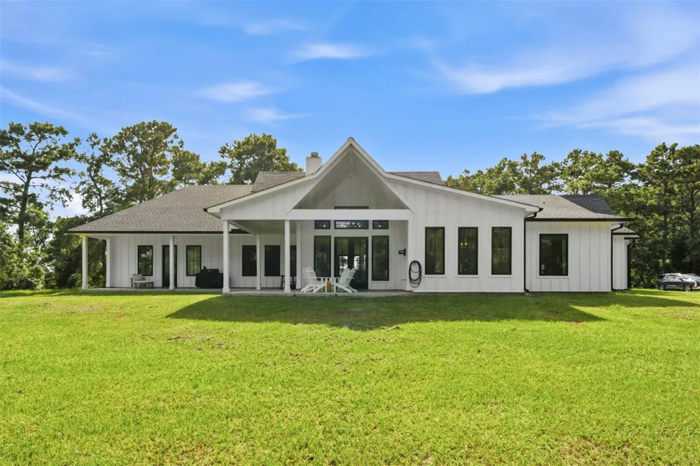155 Oetken E Anahuac, TX 77514