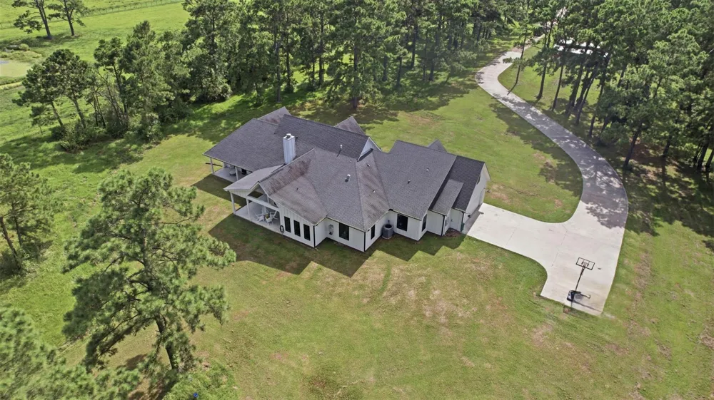 155 Oetken E Anahuac, TX 77514