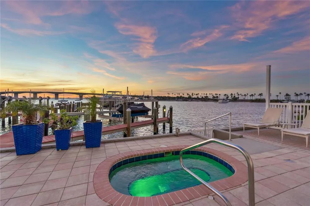 258 GOLDEN GATE POINT #701 Sarasota, FL 34236