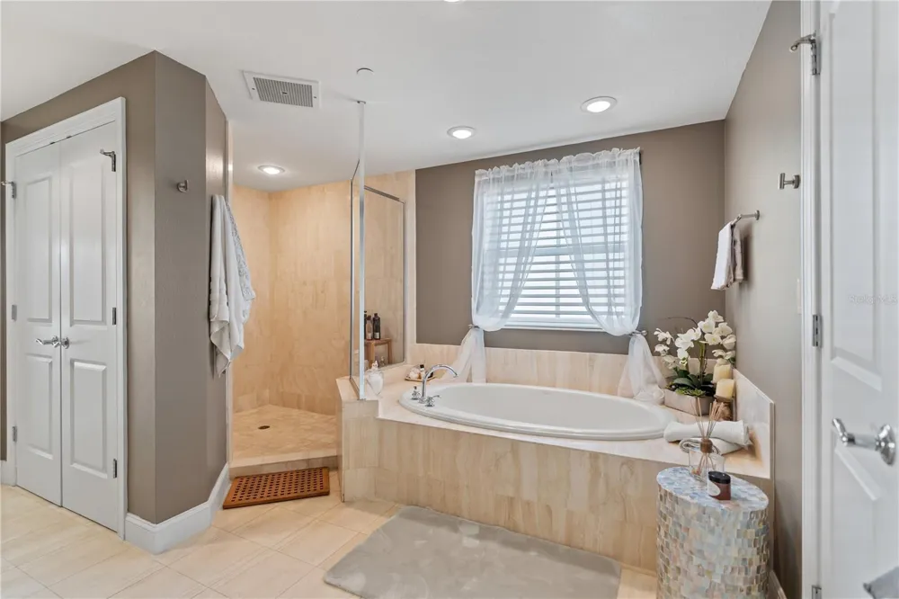 258 GOLDEN GATE POINT #701 Sarasota, FL 34236
