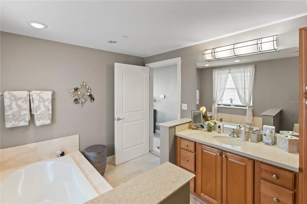 258 GOLDEN GATE POINT #701 Sarasota, FL 34236
