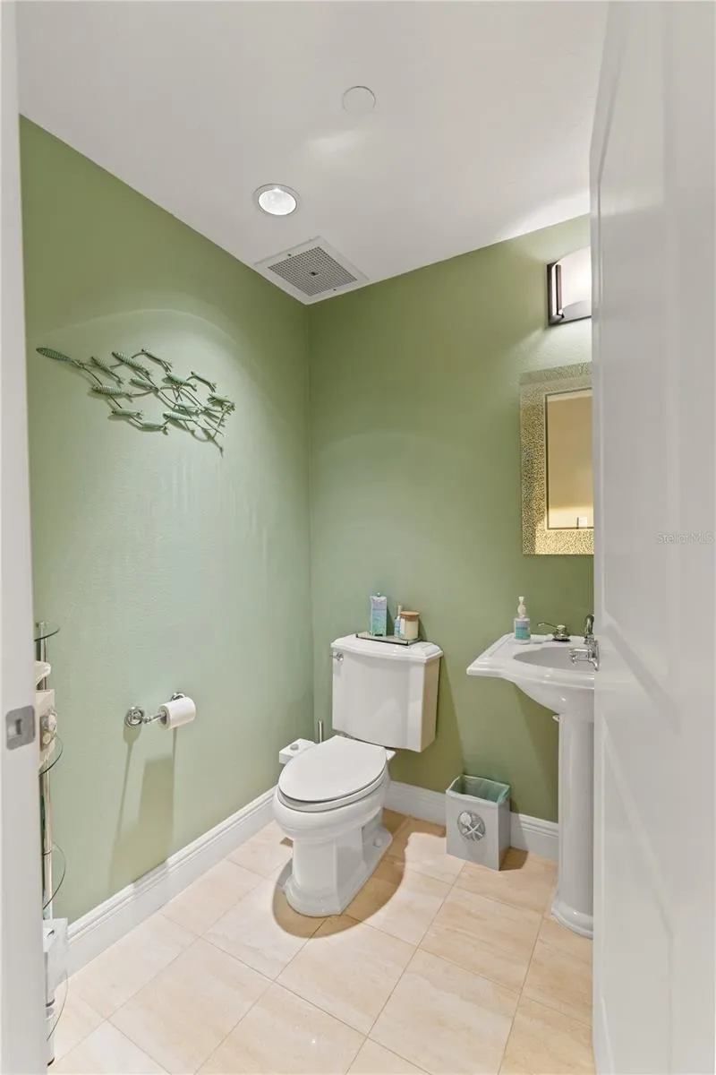 258 GOLDEN GATE POINT #701 Sarasota, FL 34236