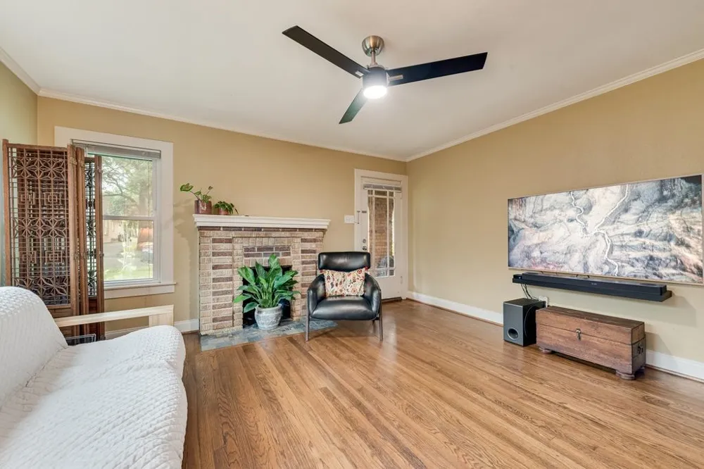 2502 BURLINGTON BOULEVARD Dallas, TX 75211